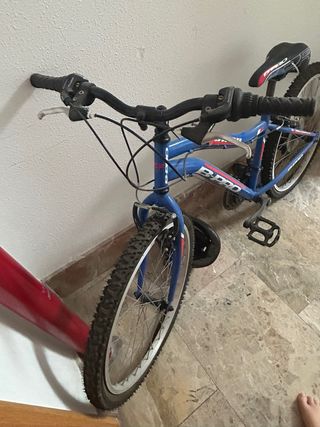 Bicicleta MTB Jbike azul-roja