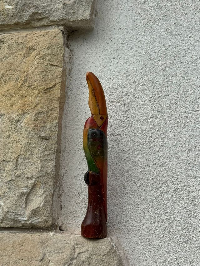 Tucán madera pintado a mano