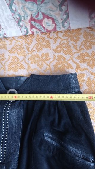 Falda negra ante y cuero