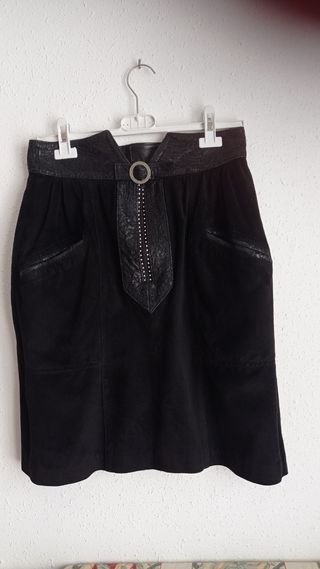 Falda negra ante y cuero