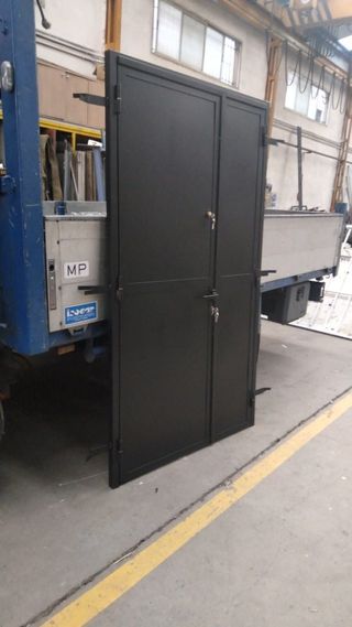 Puerta doble hierro negra