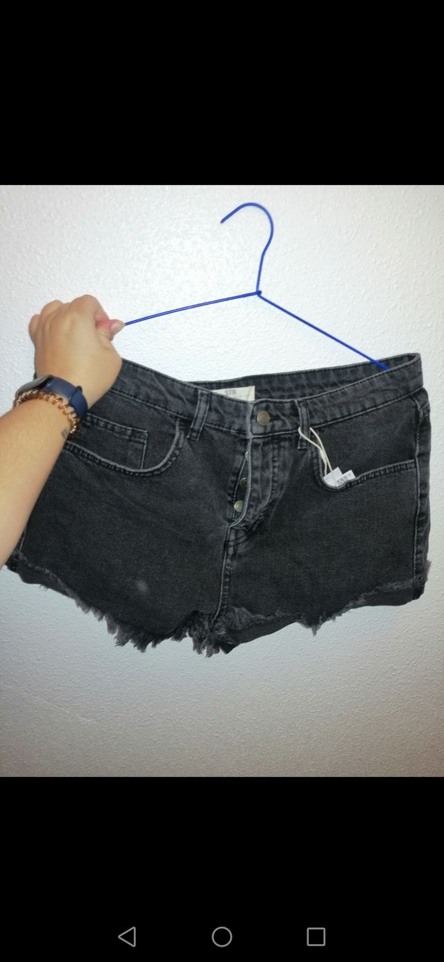 Shorts vaqueros negros rotos, tallan pequeños
