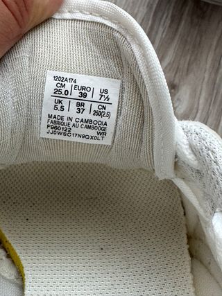 Zapatillas Asics blancas y amarillas