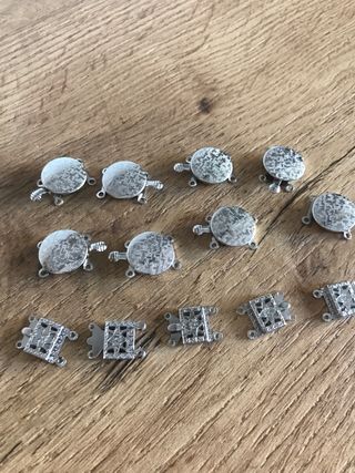 12 Broches de collar plateados