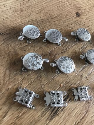 12 Broches de collar plateados