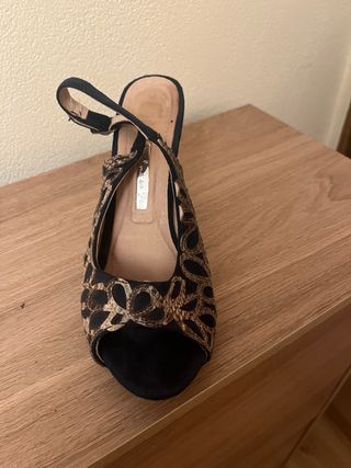 Zapatos azul marino y marrones