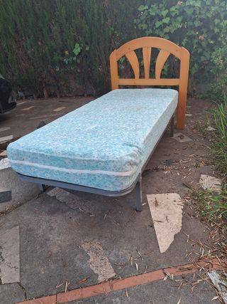 2 camas individuales de madera