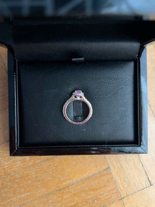 Anillo solitario oro blanco con turmalina y pavé