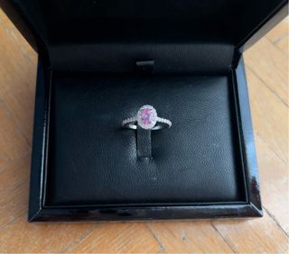 Anillo solitario oro blanco con turmalina y pavé