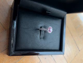 Anillo solitario oro blanco con turmalina y pavé
