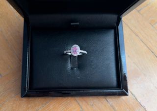 Anillo solitario oro blanco con turmalina y pavé