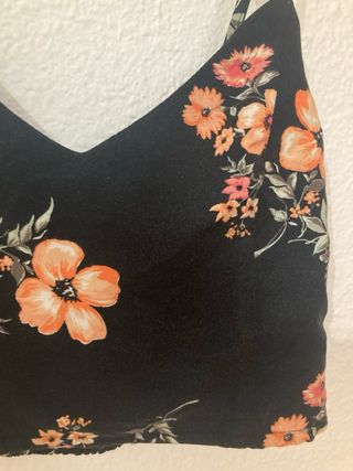 Blusa negra floral-crop top