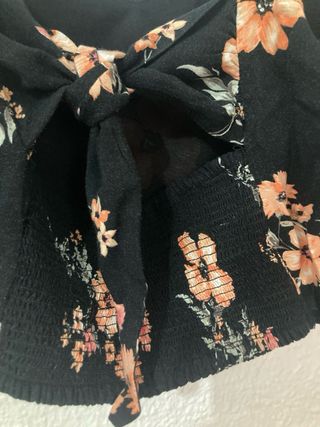 Blusa negra floral-crop top