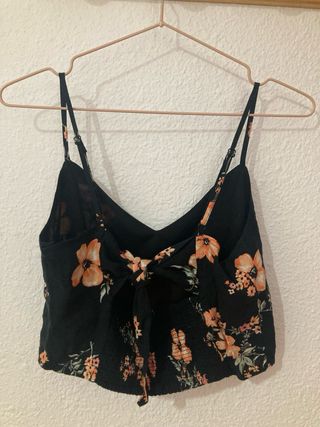 Blusa negra floral-crop top