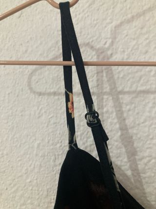 Blusa negra floral-crop top