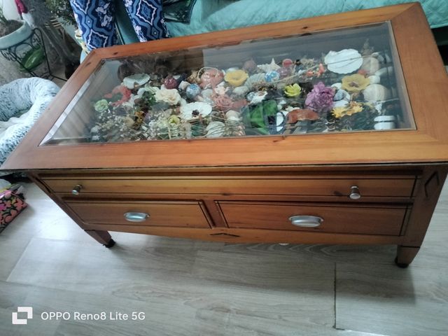 Mesa centro de madeira com 4 gavetas com rodas