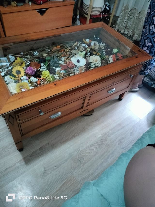 Mesa centro de madeira com 4 gavetas com rodas