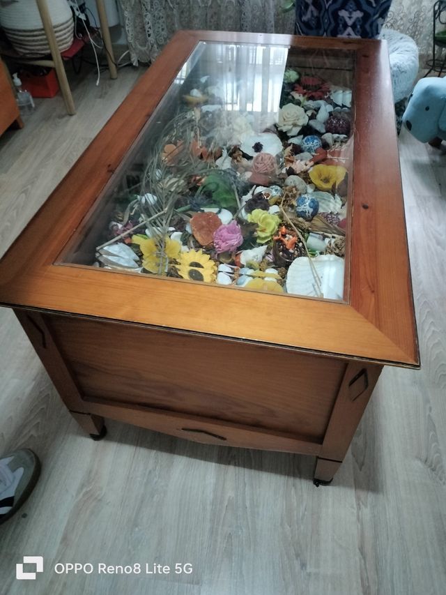 Mesa centro de madeira com 4 gavetas com rodas