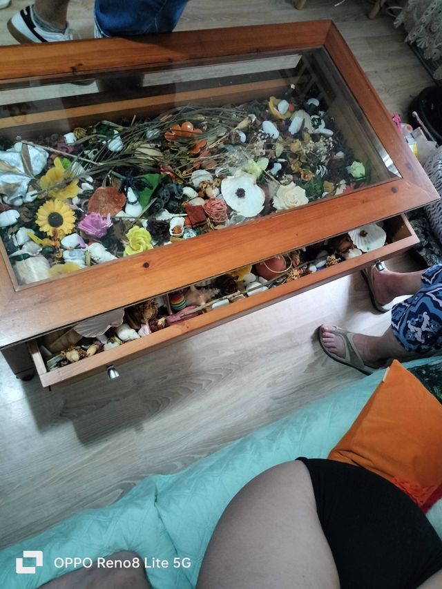 Mesa centro de madeira com 4 gavetas com rodas