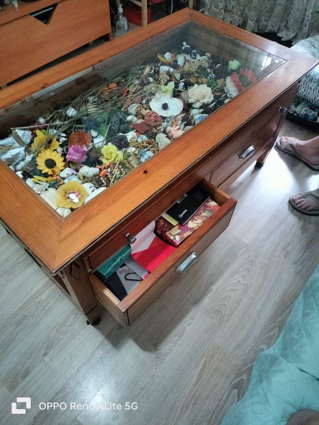 Mesa centro de madeira com 4 gavetas com rodas