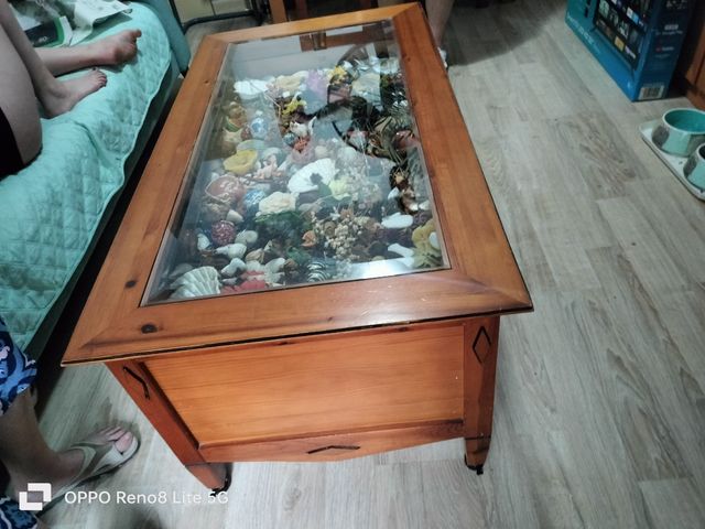 Mesa centro de madeira com 4 gavetas com rodas