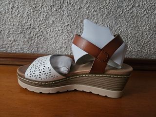 Sandalias Xti blancas y marrón, talla 37