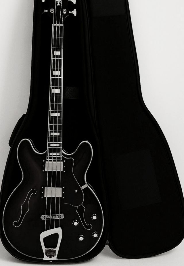 Bajo Hagstrom Viking negro, escala corta