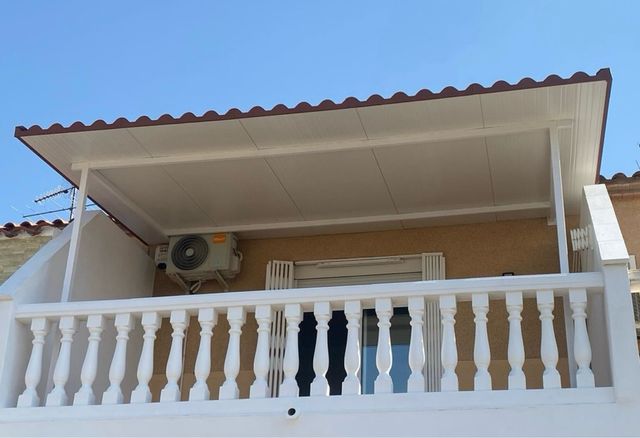 Pergola de bambú y metal