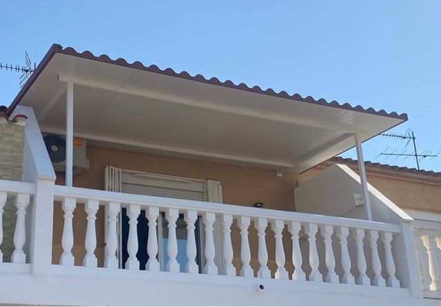 Pergola de bambú y metal