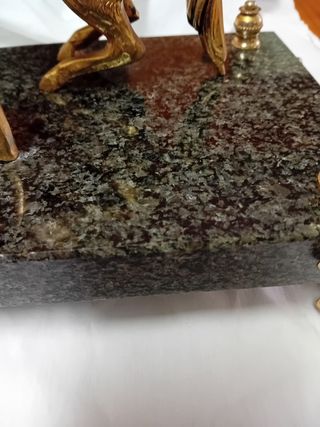 Figura bronce dorado patinado domador de caballos