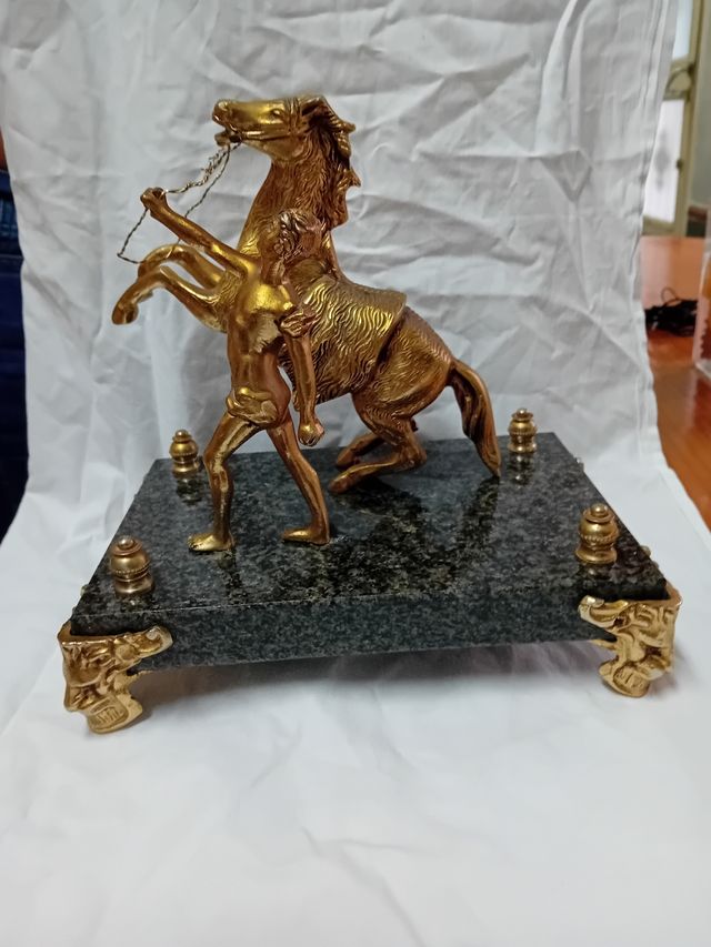 Figura bronce dorado patinado domador de caballos