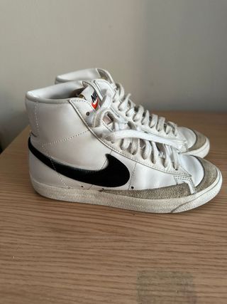 Nike Blazer Mid '77 - Blancas y Negras - 38.5