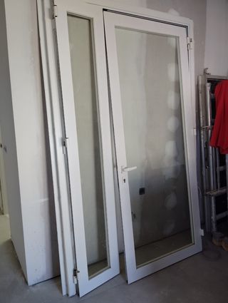 Manilva: Puerta aluminio y cristal - seguridad