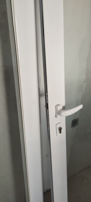 Manilva: Puerta aluminio y cristal - seguridad