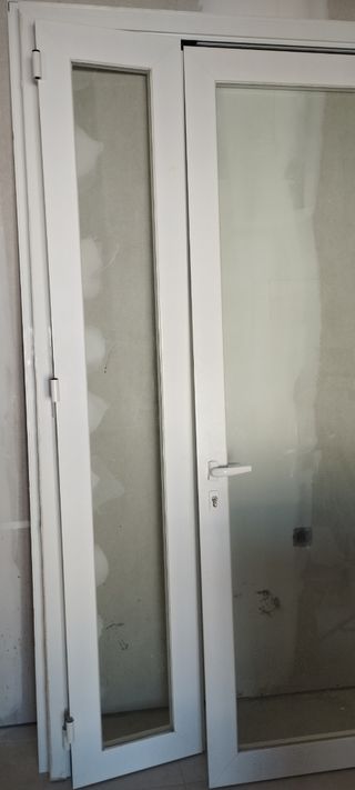 Manilva: Puerta aluminio y cristal - seguridad