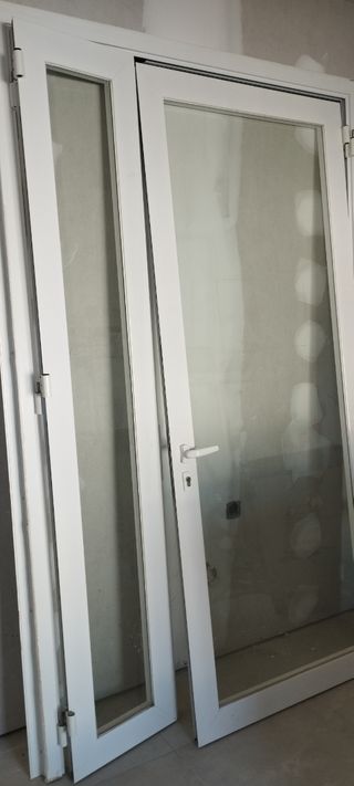 Manilva: Puerta aluminio y cristal - seguridad