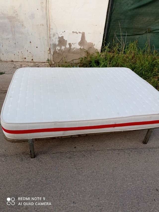 Colchón con somier metálico