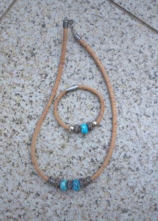 Conjunto colar e pulseira cortiça
