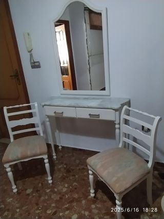 Mueble de entrada o tocador blanco con espejo