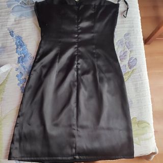 Vestido negro satinado