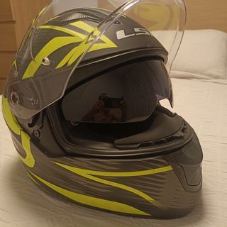 Chaqueta moto RTECH negra c/amarillo y casco LS2