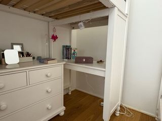 Litera  blanca con cajonera, escritorio y baldas