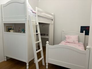 Litera  blanca con cajonera, escritorio y baldas