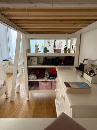 Litera  blanca con cajonera, escritorio y baldas
