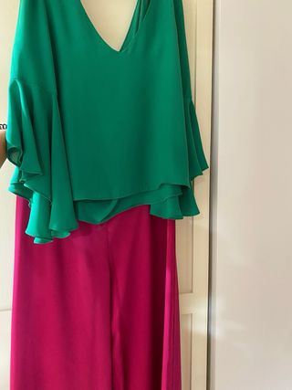 blusa verde de Zara talla S y pantalón fucsia 38