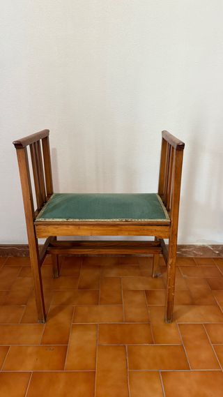 Silla antigua de madera con asiento verde