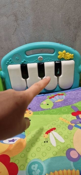 Fisher-Price Alfombra gimnasio para bebés con pian
