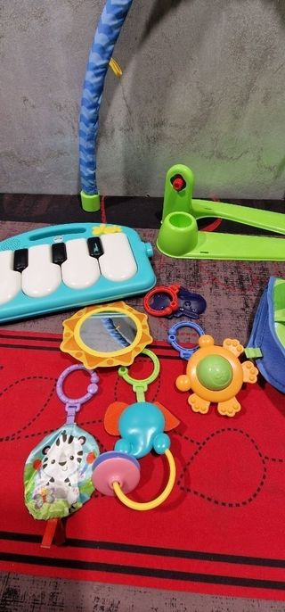 Fisher-Price Alfombra gimnasio para bebés con pian