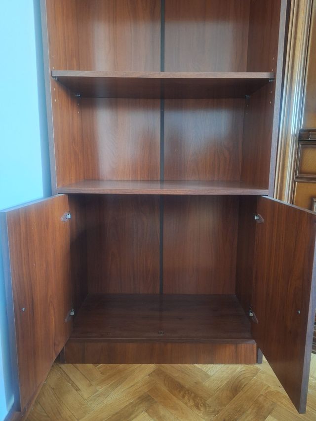 Estanterías de madera marrón