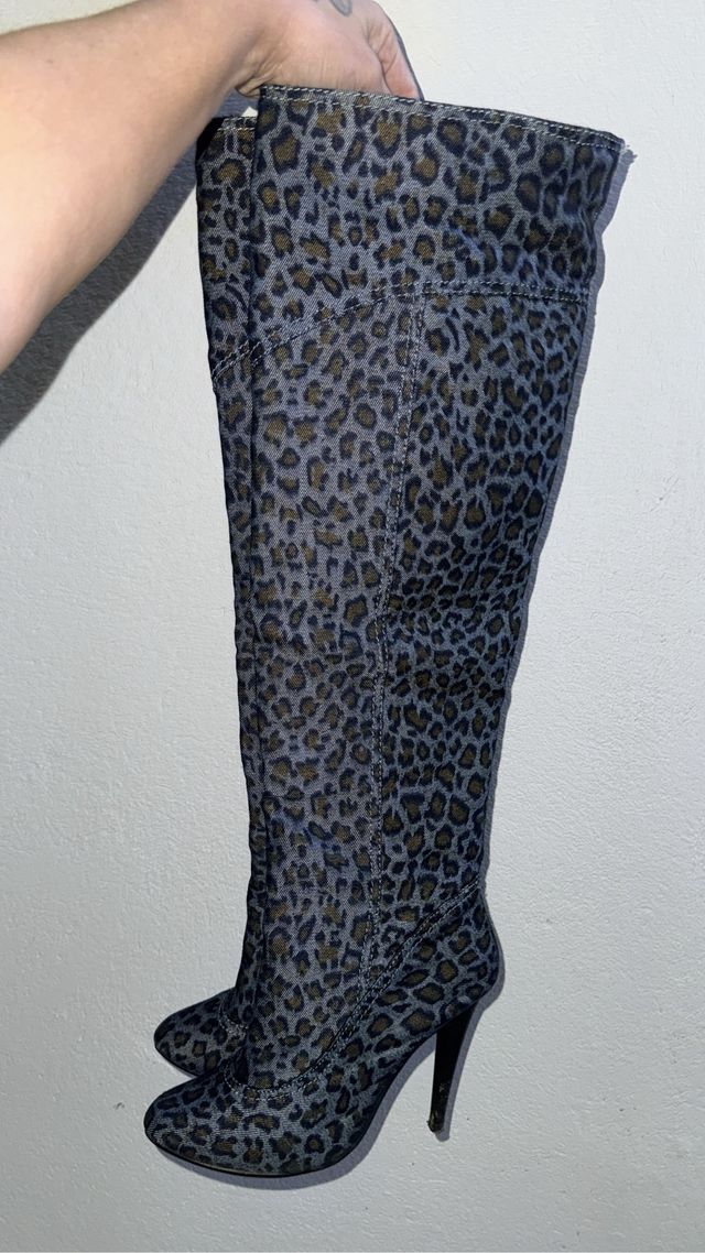 Botas leopardo, tacones azules y flecos